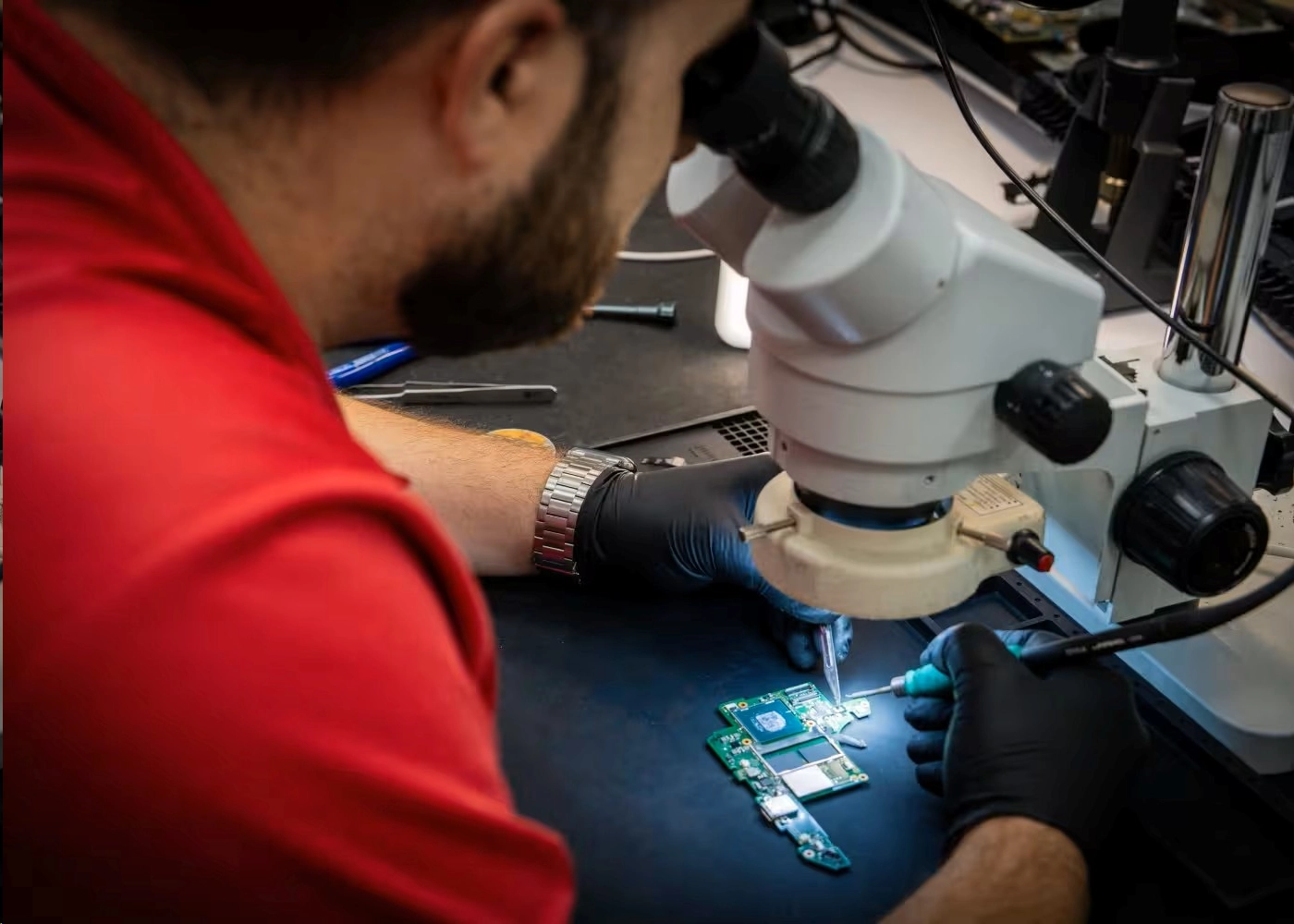 Técnico reparando